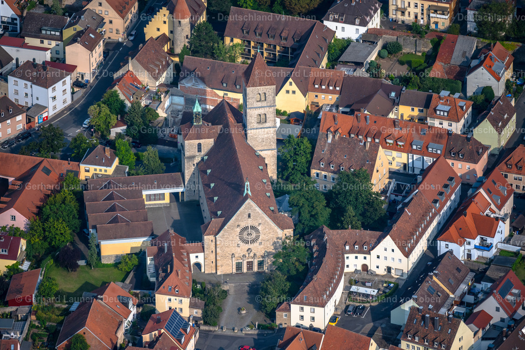 4047822 | WüRZBURG 21.08.2021 Kirchengebäude der St. Laurentius Kirche an der Fuchsgasse im Altstadt- Zentrum der Innenstadt im Ortsteil Heidingsfeld in Würzburg im Bundesland Bayern, Deutschland. Weiterführende Informationen bei: Pfarrei St. Laurentius Würzburg (Heidingsfeld). // Church building in of St. Laurentius Kirche on Fuchsgasse Old Town- center of downtown in the district Heidingsfeld in Wuerzburg in the state Bavaria, Germany. Further information at: Pfarrei St. Laurentius Wuerzburg (Heidingsfeld). Foto: Gerhard Launer