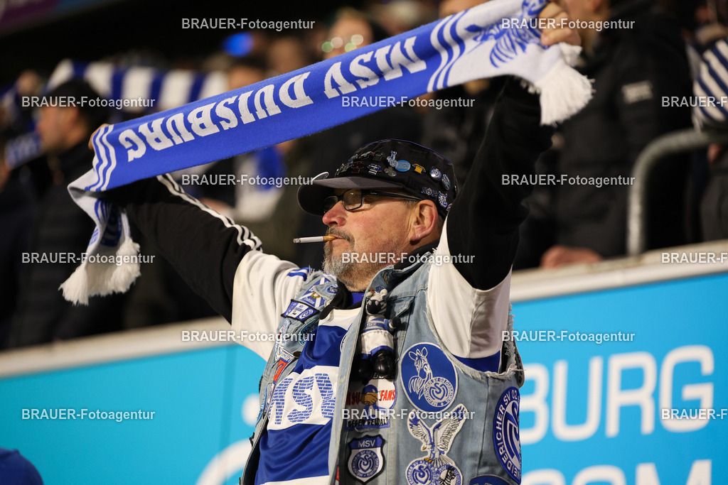 MSV Duisburg - Rot-Weiss Essen  | Duisburg, Deutschland, 26.10.2025 Fußballfan  während des 3.Liga Spiels zwischen MSV Duisburg und Rot-Weiss Essen in der Schauinsland-Reisen-Arena am 26.10.2025 in Duisburg (Foto von Timo Bluhmki-Schmidt/ Brauer Fotoagentur