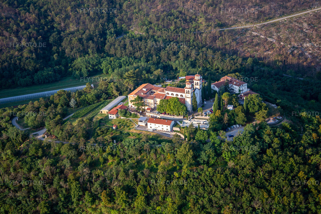 Luftbild: Miren Castle / Mirenski grad im Ortsteil Miren in Miren-Kostanjevica im Bundesland Slowenien in Slowenien. – Foto: IMG_137583.jpg vom 16.07.2023 durch Werner Riehm/FLY-FOTO.de – Auflösung des Originals: 5472 x 3648 px – /sl