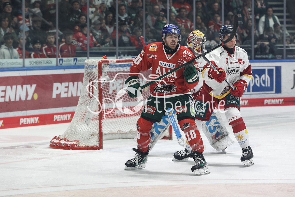 Augsburger Panther - Düsseldorfer EG | Chirs COLLINS (AEV #10) wird von Victor SVENSSON (DEG #39) am Einschuss gehindert / Duell / Zweikampf