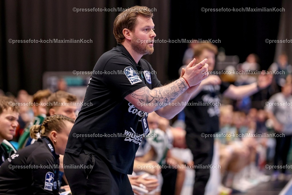 BHC22022601132 | 22.02.2026, Handball, HBL, Bergischer HC - Füchse Berlin, Mitsubishi Electric HALLE Düsseldorf: Cheftrainer Arnor Gunnarsson (BHC #hc) gestikulierend am Spielfeldrand  