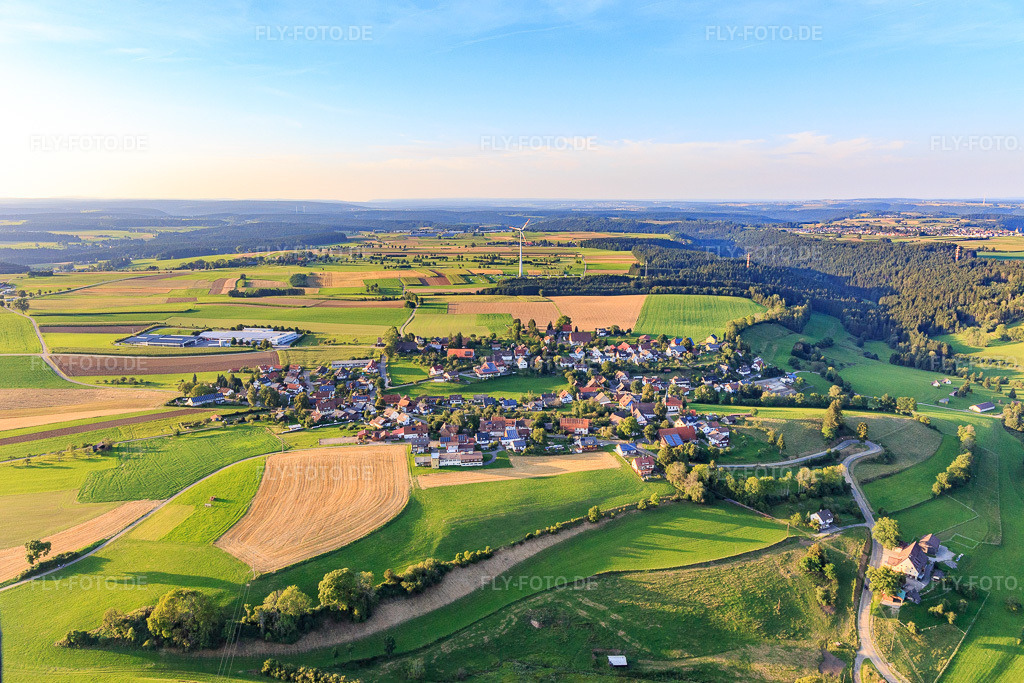 Luftbild: Ortsansicht von Süden im Ortsteil Römlinsdorf in Alpirsbach im Bundesland Baden-Württemberg in Deutschland. Foto: IMG_128522.jpg vom 25.08.2021 durch Werner Riehm/FLY-FOTO.de