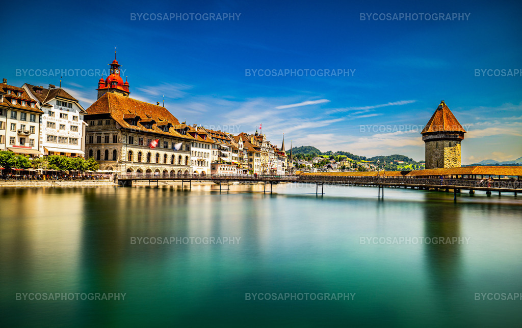 Luzern Serenity _ Kapellbrücke _ Water Tower | Eine kunstvolle Langzeitbelichtung fängt Luzerns berühmteste Ansicht ein – die historische Kapellbrücke und den mittelalterlichen Wasserturm. Das sanfte türkisfarbene Wasser, das warme Sommerlicht und die einladenden Fassaden der Altstadt schaffen eine Szenerie, die Ruhe, Eleganz und zeitlose Schönheit ausstrahlt.Dieser Druck eignet sich ideal für Wohnzimmer, Büros, Hotelzimmer und alle Räume, die sich nach schweizerischer Gemütlichkeit und einem Hauch von Luxus sehnen.Das perfekte Geschenk für Schweiz-Liebhaber, Reisende und Architekturbegeisterte. - Realisiert mit Pictrs.com