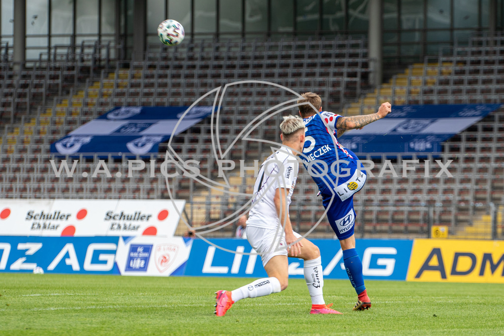  Blau Weiss Linz vs Austria Klagenfurt | LINZ, AUSTRIA,HPYBET 2. Liga, Runde 21 Blau Weiss Linz vs Austria Klagenfurt, Image shows Bernhard Janeczek (BW Linz) and Benjamin Hadžić (A.Klagenfurt).
Photo: SMP/Andreas Willdoner
