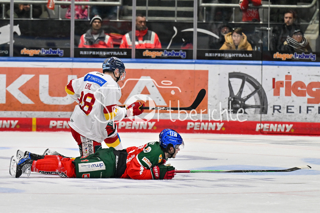 Augsburger Panther - Düsseldorfer EG | im Duell Alexander EHL (Duesseldorfer EG 28) und D. J. BUSDEKER (Augsburger Panther #14) / Zweikampf / DEL: Augsburger Panther - Düsseldorfer EG, Curt Frenzel Stadion am 13.12.2024