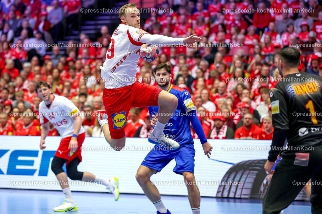 EHF18012602118 | 18.01.2026, Handball, Men's EHF EURO 2026, Dänemark - Rumänien, Jyske Bank Boxen in Herning, Dänemark, Preliminary Round:  Mathias Gidsel (Denmark #19) wirft auf das Tor von  Ionut Ciprian Iancu (Romania #01) 