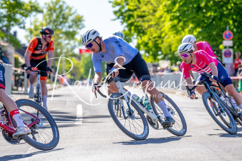 Spurt in den Mai 2026 - Großer Preis der Sparkasse Neuss | Annual one-day road cycling race "Großer Preis der Sparkasse Neuss" held in Büttgen, Germany, organized by VfR Büttgen 1912 e.V. The event features multiple races across all age categories from U11 youth to Elite men. - Realisiert mit Pictrs.com