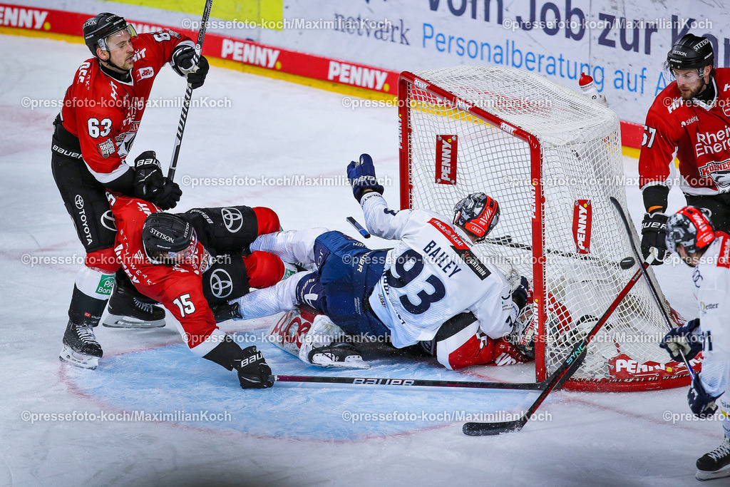 KoeDEL14032401064 | 14.03.2024, Köln, Eishockey, Penny DEL, Pre-Playoffs Spieltag 3, Lanxess-Arena, Kölner Haie - ERC Ingolstadt: Casey Bailey (ERC Ingolstadt) landet im Tor auf Torhüter Tobias Ancicka (Kölner Haie) und wirft dabei Louis-Marc Aubry (Kölner Haie) zu Boden.