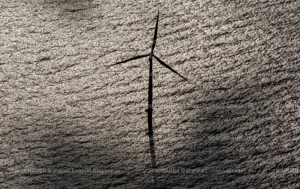 Zingst12082427OffShoreWindkraft | Windpark EnBW Baltic 1, Offshore-Windpark in der Ostsee vor der Küste Mecklenburg-Vorpommerns, nördlich der Halbinsel Fischland-Darß-Zingst, Windkraftanlage mit Schatten, Wolkenschatten,  Windkraftwerk, Windenergie , Darßer Ort, Ostsee, Mecklenburg-Vorpommern, Deutschland, Europa