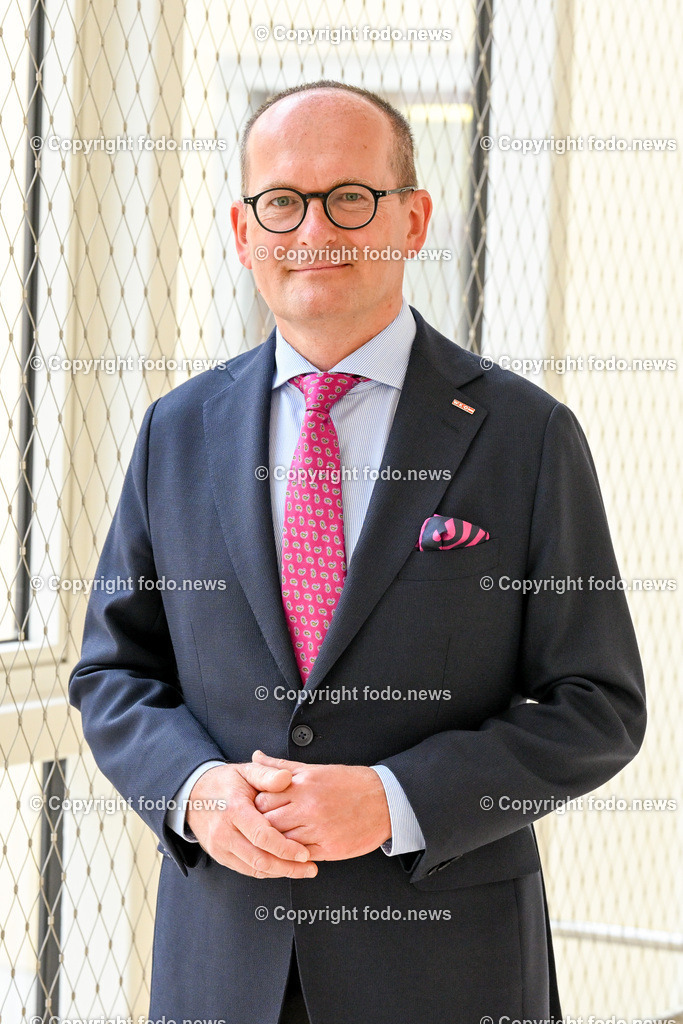 Pressekonferenz WKO Oberösterreich_ Arbeitsmarkt-Haus der Wirtschaft_ 07.06.2023-6 | 07.06.2023, Presseclub Linz, AUT, Pressekonferenz WKO Oberoesterreich, Arbeitsmarkt-Haus der Wirtschaft, im Bild Gerald Silberhumer (Direktor der Wirtschaftslammer Ooe)