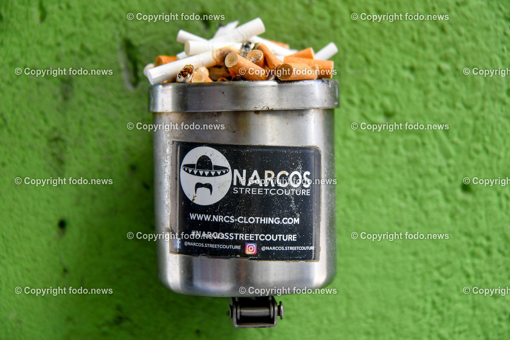 Deutschland_ Baden-Wuerttemberg_ Karlsruhe_ 21.08.2025-1 | 21.08.2025, Deutschland, GER, Baden-Wuerttemberg, Karlsruhe im Bild Themenbild, Aschenbecher, Rauchen, Zigarettenstummel, Rauchpause, Glut, Raucherspot, Zigarette, Rauchverbot, Outdoor-Ascher, Tischascher, Geruch, Asche, Sauberkeit, Entsorgung, Feuergefahr, Metall, Kunststoff, Nikotin, Abfallbehaelter, Feature, Symbolbild