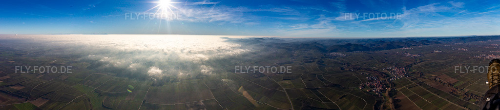Luftbild: Wolkendecke ab dem Bienwald im Ortsteil Ingenheim in Billigheim-Ingenheim im Bundesland Rheinland-Pfalz in Deutschland. Foto: IMG_145067-Pano.jpg vom 27.12.2024 durch Werner Riehm/FLY-FOTO.deAuflösung des Originals: 15361 x 3386 px