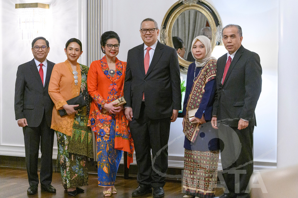 _DWA5393 | Welcoming Jokowi Widodo's arrival by the Indonesian people at Kastens Luisenhof Hotel in the context of the opening of Hannover Messe with Indonesia as Country Partner. Hannover, 15.04.2023 - Realisiert mit Pictrs.com