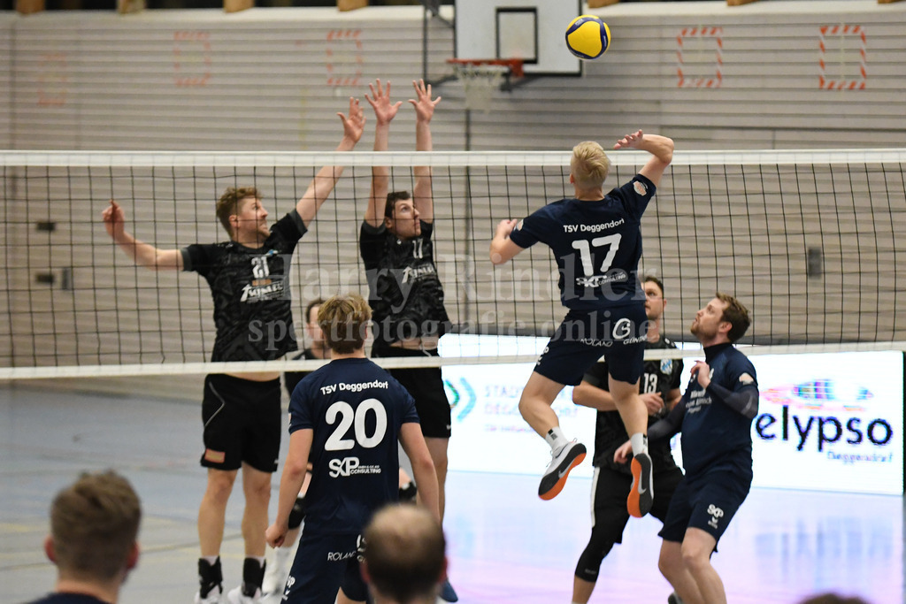 TSV Deggendorf : VC Eitting 09 | Julian Kindermann (Mittelblocker) - Realisiert mit Pictrs.com