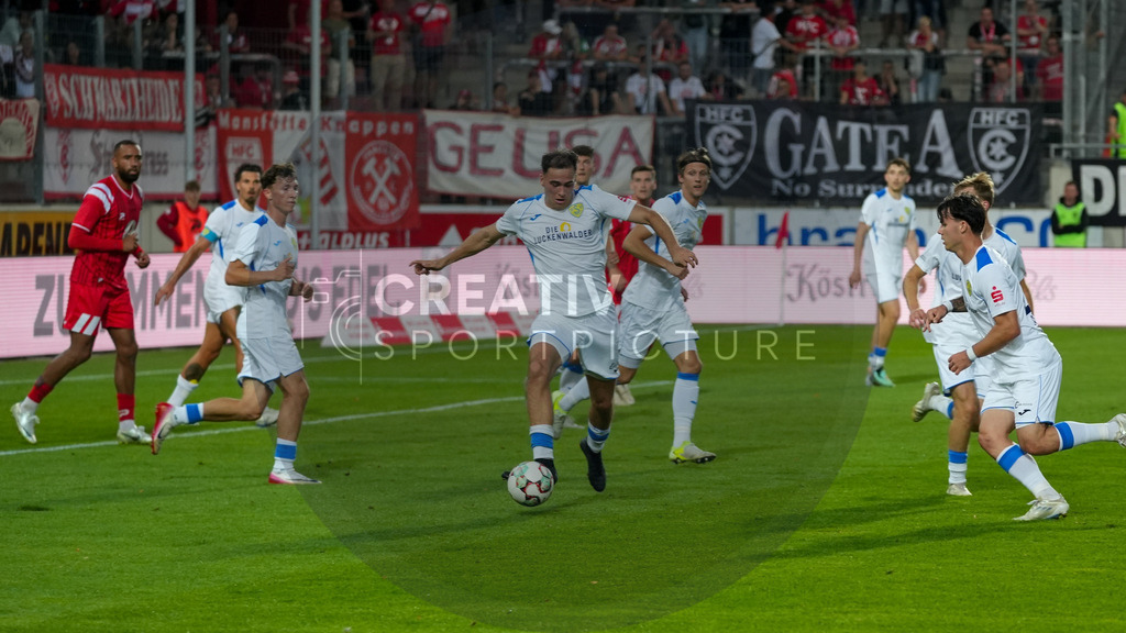 Fußball, Herren, Saison 2025/2026, Regionalliga Nordost, 5. Spieltag, Hallescher FC vs. FSV 63 Luckenwalde, Dienstag 26.08.2025, Leuna-Chemie-Stadion Halle, | Fußball, Herren, Saison 2025/2026, Regionalliga Nordost, 5. Spieltag, Hallescher FC vs. FSV 63 Luckenwalde, Dienstag 26.08.2025, Leuna-Chemie-Stadion Halle, Im Bild: Simon Gollnack (m. Luckenwalde) - Realisiert mit Pictrs.com