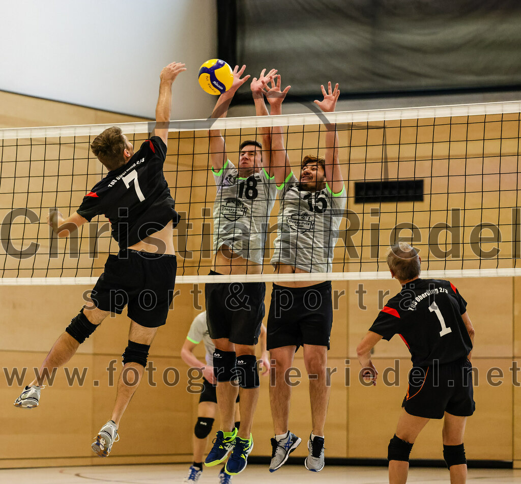 2021-11-27_093_TuS_Oberding_II_gegen_MTV_1881_Ingolstadt_III | Oberding, Deutschland, 27.11.2021:
Volleyball, Kreisliga 2021 / 2022, 5. Spieltag, TuS Oberding II gegen MTV 1881 Ingolstadt III, Endergebnis: 3:2

Christoph Stegemann (TuS Oberding, #7), Andreas Ruß (TuS Oberding, #1)

Foto: Christian Riedel / fotografie-riedel.net