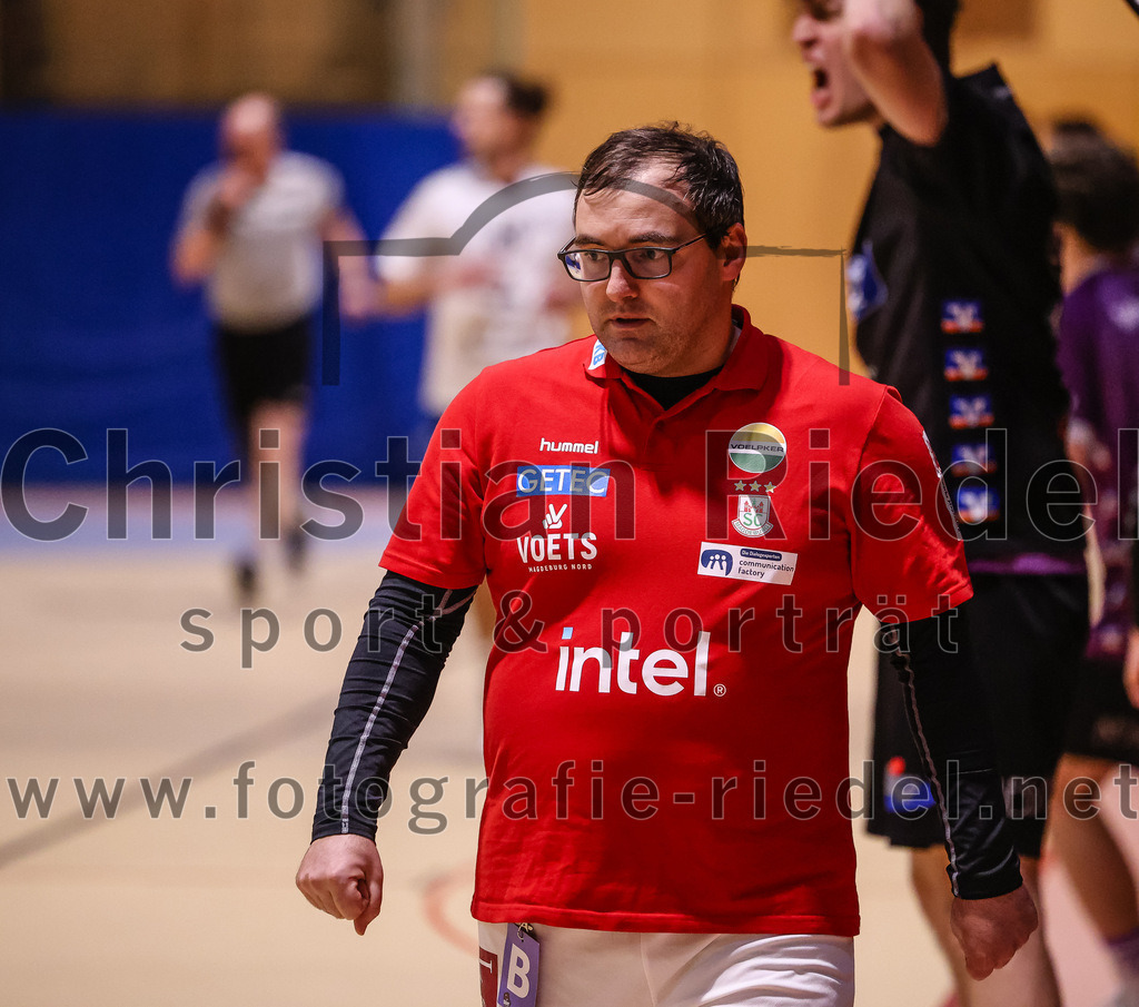 2025-02-15_016_SpVgg_Altenerding_gegen_SVW_Burghausen | Erding, Deutschland, 15.02.2025:Handball, Bezirksoberliga Männer 2024 / 2025, 16. Spieltag, SpVgg Altenerding gegen SVW Burghausen, Endergebnis: 32:31Trainer Simon Klawe (SpVgg Altenerding)Foto: Christian Riedel / fotografie-riedel.net