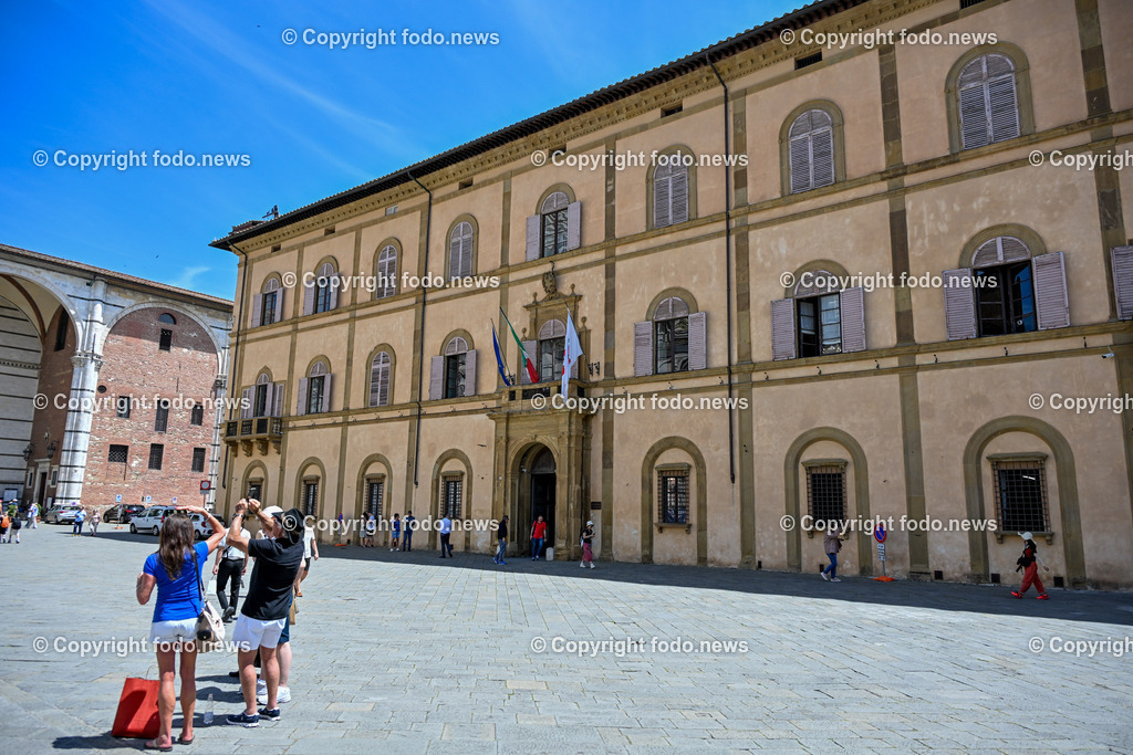 Italien_ Toscana_ Siena_ 27.05.2024-70 | 27.05.2024, Italien, ITA, Toskana, Siena im Bild Stadtansichten, Gebäude, Architektur, Touristen, Historisch, Souvenier, Piazza Del Campo, Dom von Siena


Siena ist Hauptstadt der Provinz Siena und gilt als eine der schönsten Städte der Toskana und Italiens. Die historische Altstadt gehört seit 1995 zum UNESCO-Welterbe. 

