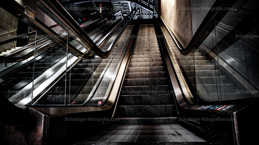 Rolltreppen | Rolltreppen im Hauptbahnhof Zürich - Realisiert mit Pictrs.com