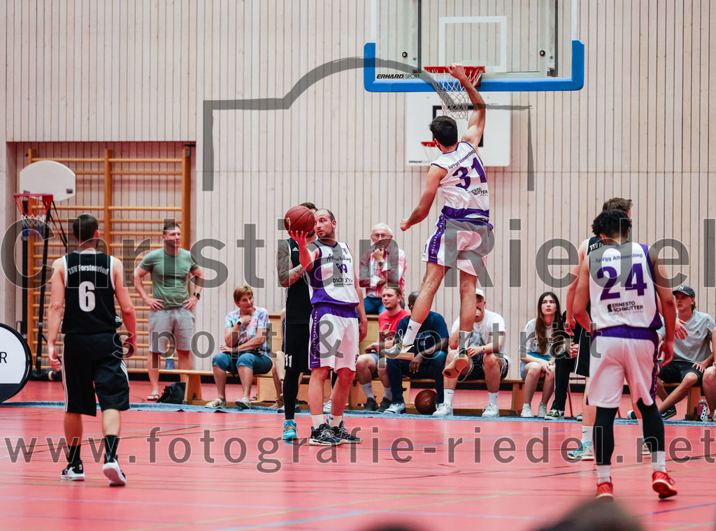 2022-05-15_046_SpVgg_Altenerding_gegen_TSV_Muenchen-Forstenried | Erding, Deutschland, 15.05.2022:
Basketball, Bezirksliga 2021 / 2022, Play-Offs, SpVgg Altenerding gegen TSV München-Forstenried, Endergebnis: 55:57

Florian Wißmeier (TSV München-Forstenried, #6), Krsto Milivojevic (SpVgg Altenerding, #89), Sasa Sukovic (SpVgg Altenerding, #31), Justin Ledbetter (SpVgg Altenerding, #24)

Foto: Christian Riedel / fotografie-riedel.net