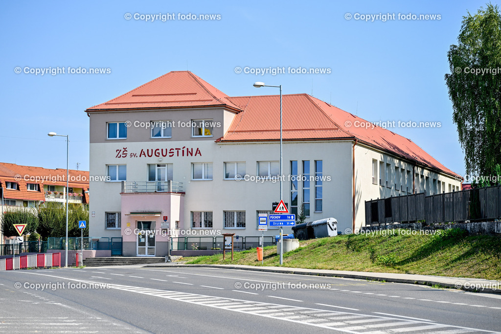 Slowakei_ Trenciansky kraj_ Povazska Bystrica_ 26.08.2024-47 | 26.08.2024, Slowakei, SVK, Trenciansky kraj, Povazska Bystrica, im Bild Stadt in der Nordwestslowakei, Stadtansichten, Gebaeude, Architektur, Turm, Bruecke, Bahnhof, Zentrum, Prior, Kaufhaus, Park, Strassen, Haeuser, Infrastruktur, kommunistische Symbolik, Denkmaeler, Kultur
