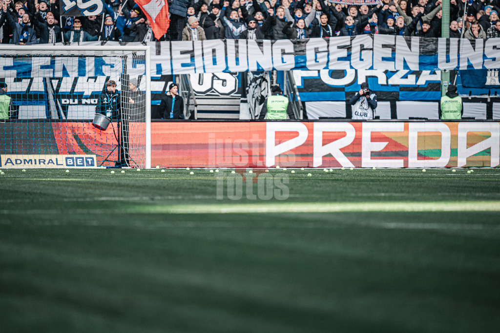 Fußball | Männer | Saison 2023/2024 | 2. Fußball-Bundesliga | 19. Spieltag | Hamburger SV vs. Karlsruher SC | 28.01.2024 | aus Protest fliegen Tennisbälle auf das Spielfeld