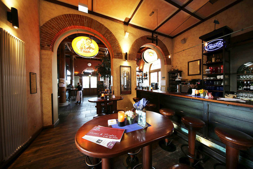 Bayerischer Bahnhof - Gasthaus & Gosebrauerei Leipzig | Das Team hinter BILDLEXIKON LEIPZIG bündelt historische wie aktuelle Informationen über die Stadt Leipzig in Text und Bild auf einer Plattform und stellt diese der interessierten Öffentlichkeit zur Verfügung.