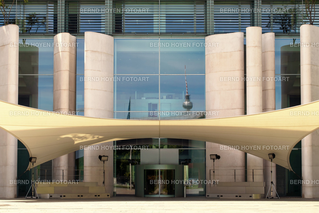 berlin chancellery | Das Bundeskanzleramt (Regierungsviertel Berlin) in Berlin, Deutschland. Eine Aufnahme des Eingangs mit der Glasfassade und dem grossen Sonnensegel. | The Federal Chancellery (Berlin government quarter) in Berlin, Germany. A shot of the entrance with the glass facade and the large awning. - Realisiert mit Pictrs.com