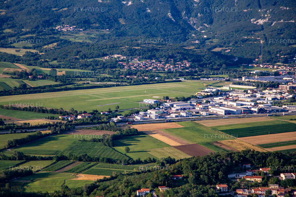 Vue aérienne: Aérodrome d'Ajdovščin à Ajdovščina dans le département Slovénie, Slovénie. Photo: IMG_137497.jpg prise le 14/07/2023 par Werner Riehm/FLY-FOTO.eu – Résolution de l'original: 5472 x 3648 px