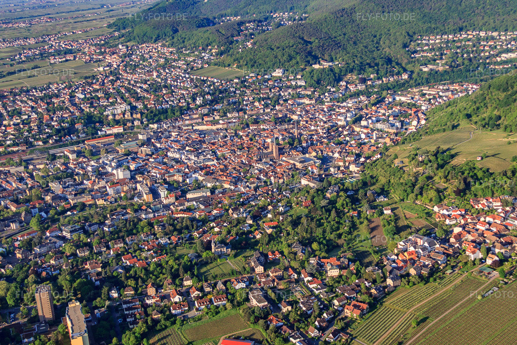 Luftbild: Stadtansicht aus NP in Neustadt an der Weinstraße im Bundesland Rheinland-Pfalz in Deutschland. Foto: IMG_64669.jpg vom 04.05.2014 durch Werner Riehm/FLY-FOTO.deAuflösung des Originals: 4427 x 2952 px