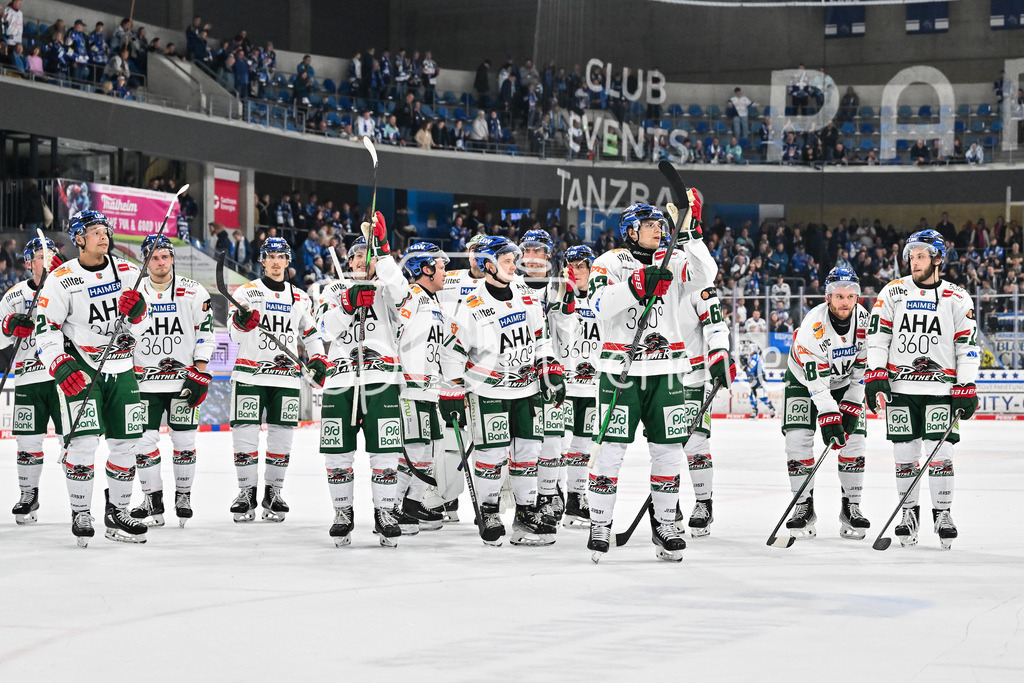 Dresdener Eislöwen - Augsburger Panther | Die Spieler der Panther feiern zusammen mit den Fans den Auswärtssieg in Dresden / DEL: Dresdener Eislöwen - Augsburger Panther; Joynext-Arena am 05.10.2025