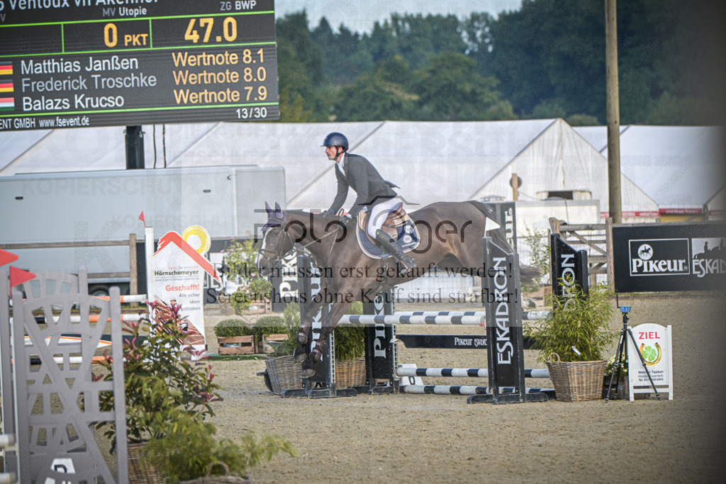 DOS_7956 | Entdecke hochwertige Reitturnierfotos von Foto Oger. Professionell, emotional und authentisch – jetzt Lieblingsmomente im Shop bestellen.Deutschlandweite Turnierfotografie. - Realisiert mit Pictrs.com
