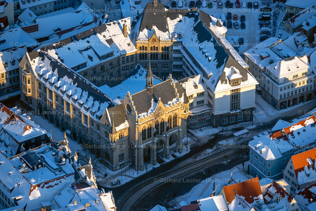 4045077 | ERFURT 14.02.2021 Winterlich schneebedeckte Gebäude des historischen Rathauses der Stadtverwaltung am Fischmarkt in der Altstadt in Erfurt im Bundesland Thüringen, Deutschland. Weiterführende Informationen bei: Landeshauptstadt Erfurt. // Wintry snowy town Hall building of the city administration on Fischmarkt in of Altstadt in Erfurt in the state Thuringia, Germany. Further information at: Landeshauptstadt Erfurt. Foto: Gerhard Launer