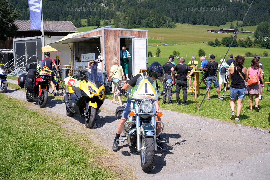 147_20230817_Bewerb_Maenner_Muehlanger | AUT - OESTERREICH, 2023-08-16: SPORT RENNRAD-FAHREN - 55. INTERNATIONALER RADWELTPOKAL IN ST. JOHANN IN TIROL  - Vintage-Radrennen mit WM-Bronze-Medaillen-Siegerin Christina Schweinberger, den Teilnehmer und Alexander Baumann (vom Orginastions-Team) - TAG 2 BEWERB MAENNER IN SECHS GRUPPEN  ; Foto: Roland Muehlanger