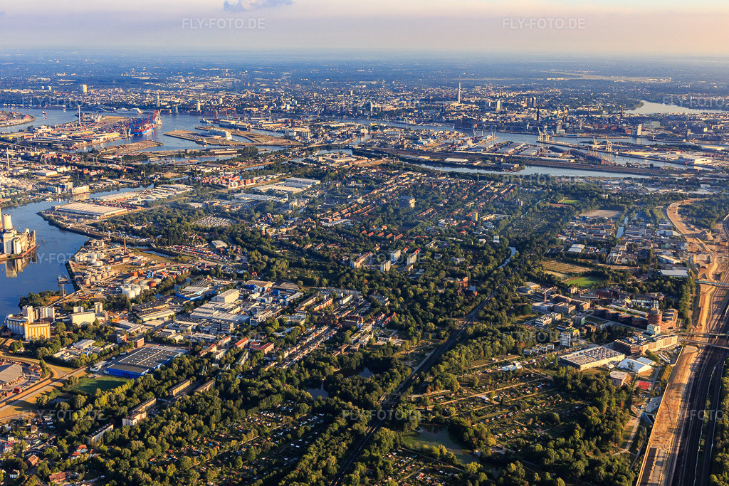 Luftbild: Ortsteil Elbinselquartier bis zum Schlangendeich im Ortsteil Wilhelmsburg in Hamburg im Bundesland Hamburg in Deutschland. Foto: IMG_110256.jpg vom 18.08.2018 durch Werner Riehm/FLY-FOTO.de