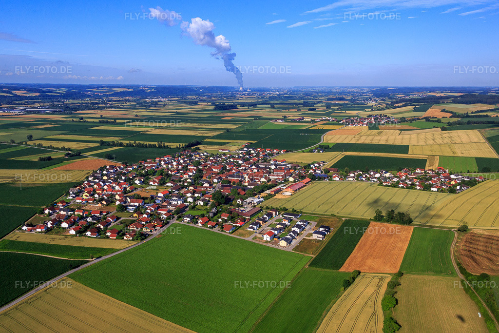Luftbild: Dorfansicht aus Nordosten im Ortsteil Dornwang in Moosthenning im Bundesland Bayern in Deutschland. Foto: IMG_090543.jpg vom 03.07.2016 durch Werner Riehm/FLY-FOTO.de