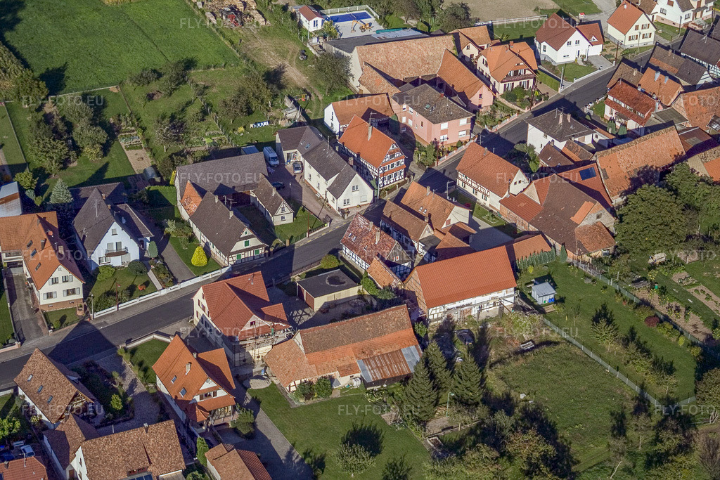 Vue aérienne: Rue Principale depuis le sud-ouest à Schleithal dans le département Bas Rhin, France.Photo: IMG_7993.jpg prise le 13/09/2007 par Werner Riehm/FLY-FOTO.euRésolution de l'original: 3456 x 2304 px