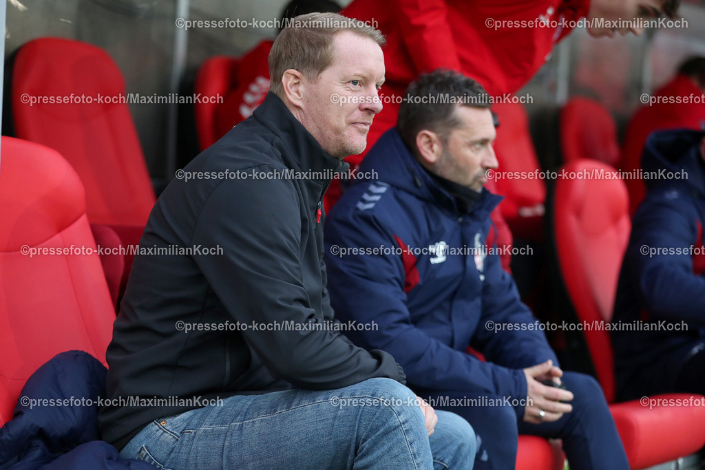 RWE06012402109 | 06.01.2024, Essen, Fußball, Herren, Stadion an der Hafenstraße, Testspiel, Rot-Weiss Essen – 1. FC Köln:  Der neue Cheftrainer Timo Schultz (1.FC Köln) bezieht bei seinem ersten Spiel für den Kölner FC das erste mal den Sitz auf der Trainerbank. 
DFB regulations prohibit any use of photographs as image sequences and or quasi-video.