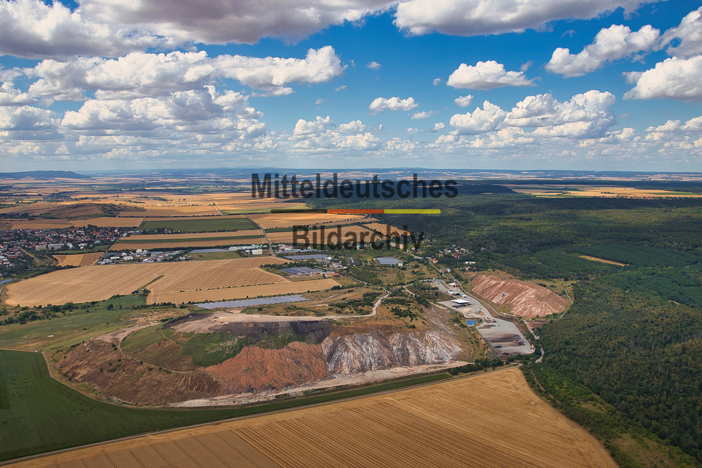 Roßleben_Wiehe_3729 | Professionelle Luftaufnahme eines Industrie- oder Gewerbestandortes in Sachsen-Anhalt. Die Aufnahme entstand bei einem Fotoflug mit dem Tragschrauber oder der Drohne und dokumentiert Unternehmen, Gewerbeflächen und wirtschaftliche Infrastruktur aus der Vogelperspektive. Das Luftbild steht für redaktionelle und kommerzielle Nutzungen sowie als hochwertiger Wanddruck zur Verfügung. - Realisiert mit Pictrs.com