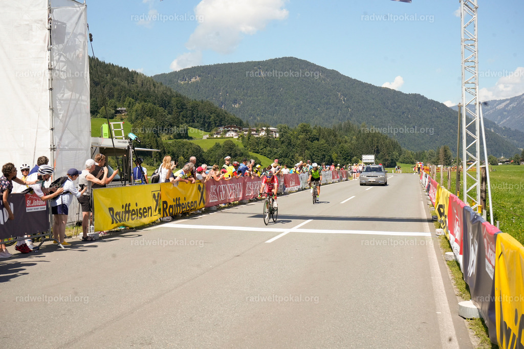 723_20230817_Bewerb_Maenner_Muehlanger | AUT - OESTERREICH, 2023-08-16: SPORT RENNRAD-FAHREN - 55. INTERNATIONALER RADWELTPOKAL IN ST. JOHANN IN TIROL  - Vintage-Radrennen mit WM-Bronze-Medaillen-Siegerin Christina Schweinberger, den Teilnehmer und Alexander Baumann (vom Orginastions-Team) - TAG 2 BEWERB MAENNER IN SECHS GRUPPEN  ; Foto: Roland Muehlanger