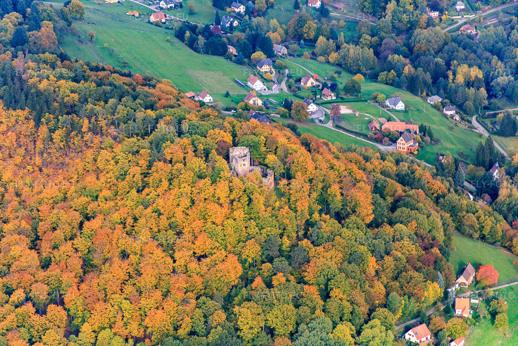 Vue aérienne: Ruines du Château du Nouveau Windstein vues du sud à Windstein dans le département Bas Rhin, France – .Photo: IMG_084695.jpg prise le 23/10/2015 par Werner Riehm/FLY-FOTO.eu – Résolution de l'original: 5472 x 3648 px – Le château du Nouveau-Windstein - Site officiel
