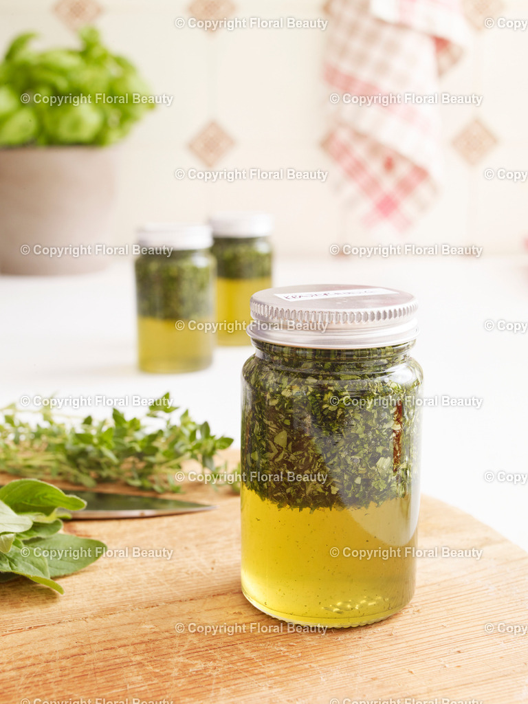 Kräuteröl | Schraubverschlussgläser mit Kräutern und Öl gefüllt. - Realisiert mit Pictrs.com