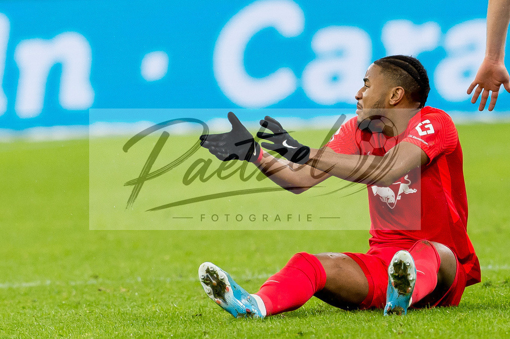 BSCRBL20220220_061 | Fussball, Herren: Christopher Nkunku (RB Leipzig) gestikuliert, Gestik bei dem Spiel der 1. Bundesliga zwischen Hertha BSC und RB Leipzig im Olypiastadion am 20.02.2022 in Berlin, Deutschland.DFB / DFL REGULATIONS PROHIBIT ANY USE OF PHOTOGRAPHS AS IMAGE SEQUENCES AND/OR QUASI-VIDEO. - Realisiert mit Pictrs.com