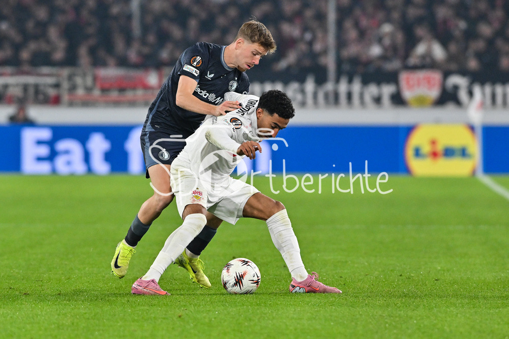 VfB Stuttgart - Feyenoord Rotterdam | STUTTGART, DEUTSCHLAND - 6. NOVEMBER: im Duell Tiago TOMAS (VfB Stuttgart 8) und Gijs SMAL (Feyenoord Rotterdam 5) beim Ligaspiel zwischen dem VfB Stuttgart und Feyenoord Rotterdam am 4. Spieltag der Europa League in der MHP-Arena am 06.11.2025