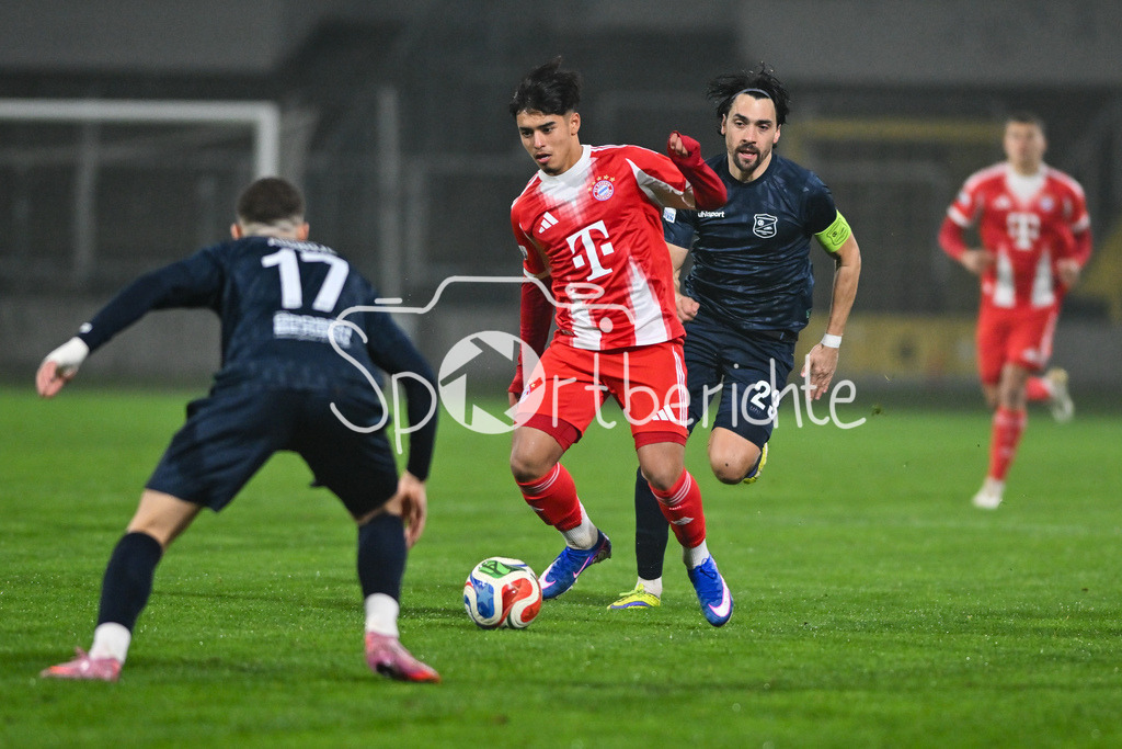 FC Bayern Amateure - SpVgg Unterhaching | MÜNCHEN, DEUTSCHLAND - 24. FEBRUAR: im Duell Maycon NORMANHA CARDOZO (FC Bayern München 20) und Markus SCHWABL (SpVgg Unterhaching 23) während dem Spiel zwischen den Amateuren des FC Bayern München und der SpVgg Unterhaching am 25. Spieltag der Regionalliga Bayern im Grünwalder Stadion