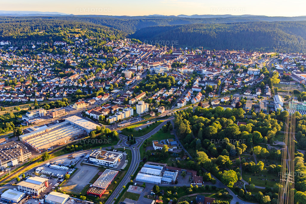 Luftbild: Innenstadt von Osten zwischen Steinbeisweg und B28 in Freudenstadt im Bundesland Baden-Württemberg in Deutschland. Foto: IMG_149001.jpg vom 28.06.2025 durch Werner Riehm/FLY-FOTO.de