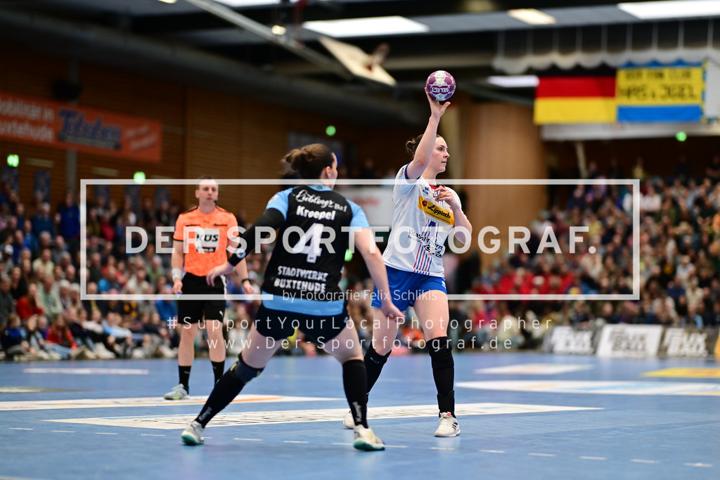 Handball I Frauen I Saison 2024-2025 I 1. HBF I 19. Spieltag I Buxtehuder SV - HSG Blomberg-Lippe I 25064 | Larissa Kroepel (4, Buxtehuder Sportverein) Andrea Jacobsen (4, HSG Blomberg-Lippe) - Realisiert mit Pictrs.com