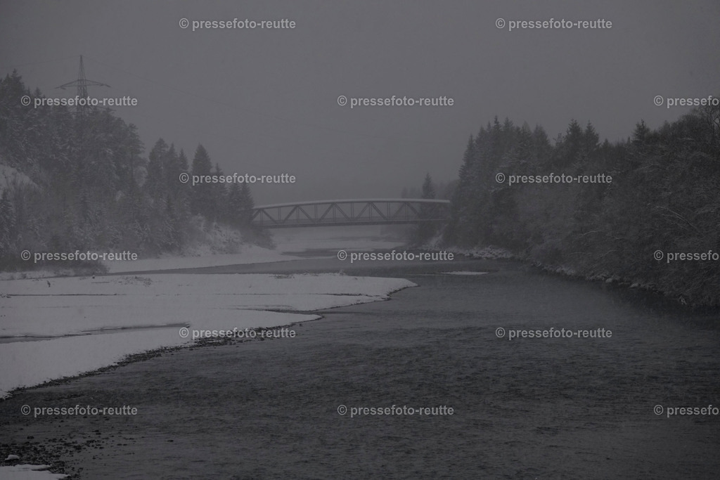 welltvi-Lechfluss-Winter_05Jan2019-Weissenbach_DSC1258 | Info aus dem Bezirk Reutte/Ausserfern Tirol sowie eine umfangreiche Bilddatenbank über die gesamte Region: Lechtal, Talkessel Reutte, Tannheimertal, Zwischentoren. Lech, Plansee, Zugspitze, Grenztunnel, B179, Fernpassstraße, Verkehr, Lawinen, Tradition, - Realisiert mit Pictrs.com