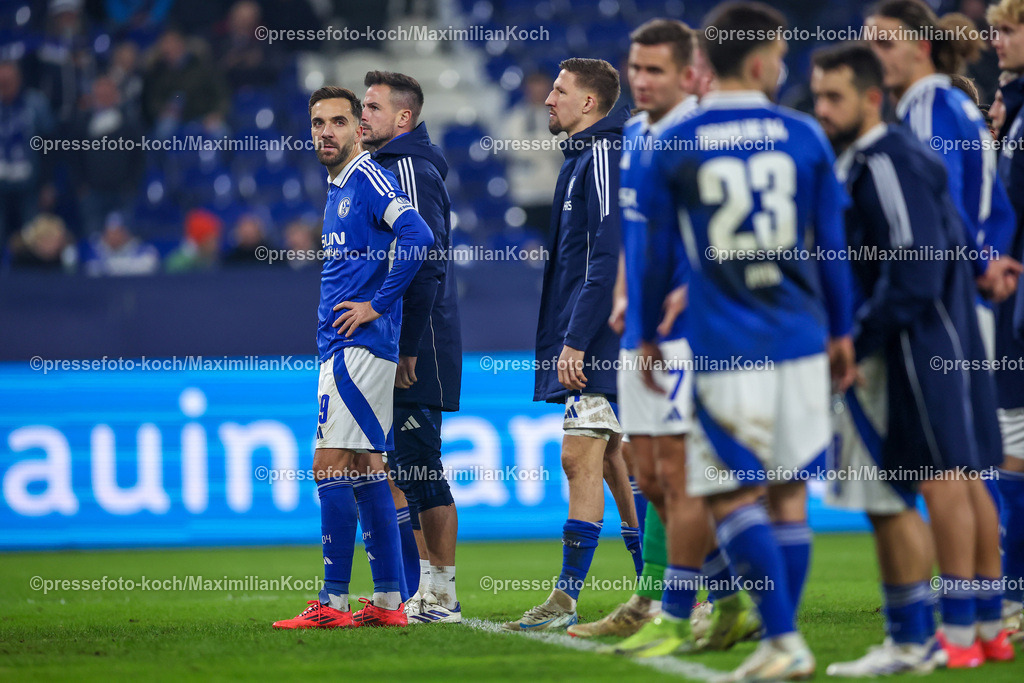 Schalke29112401111 | 29.11.2024, Fußball, FC Schalke 04 - 1. FC Kaiserslautern, 2. Fußball Bundesliga, Veltins-Arena Gelsenkirchen, Saison 2024 2025: Enttäuschte Gesichter nach der 0:3 Niederlage. Die Spieler von Schalke müssen sich nach dem Spiel den Pfiffen der Fans stellen. Kenan Karaman (S04 #19)DFB regulations prohibit any use of photographs as image sequences and or quasi-video.
