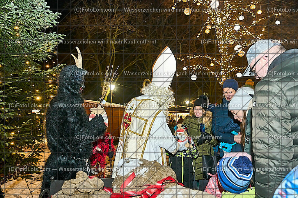 ALP4804_Wieselburger Advent_NikolausAbend | (C)FotoLois.com, Alois Spandl, WIESELBURGER ADVENT, der Nikolaus kommt zu den Kindern und bringt Geschenke, Fr 8. Dez. 2023.